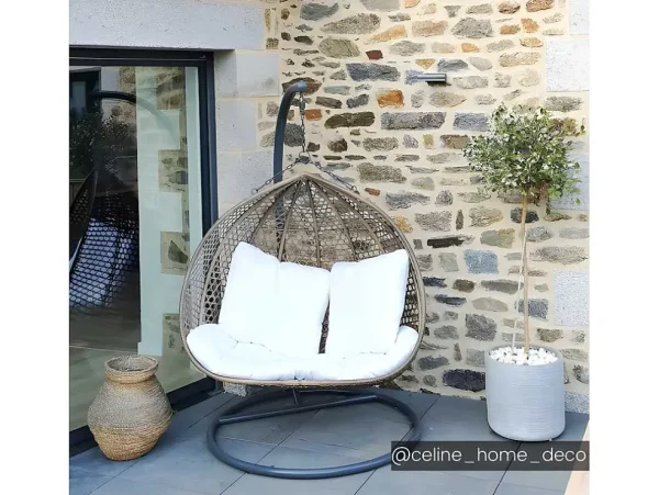 Hot Tweezits Hangstoel Van Beige Gevlochten Hars Met Wit Kussen - Vahina Hangstoel