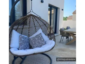 Hot Tweezits Hangstoel Van Beige Gevlochten Hars Met Wit Kussen - Vahina Hangstoel