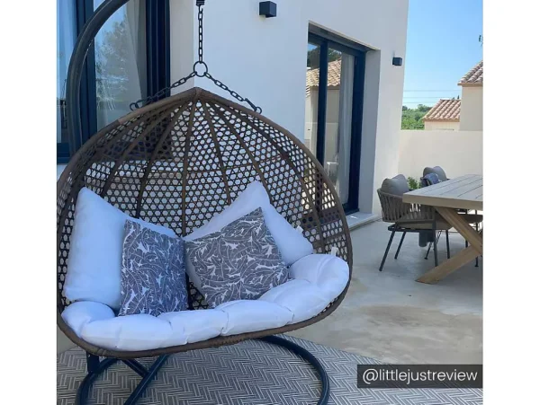 Hot Tweezits Hangstoel Van Beige Gevlochten Hars Met Wit Kussen - Vahina Hangstoel